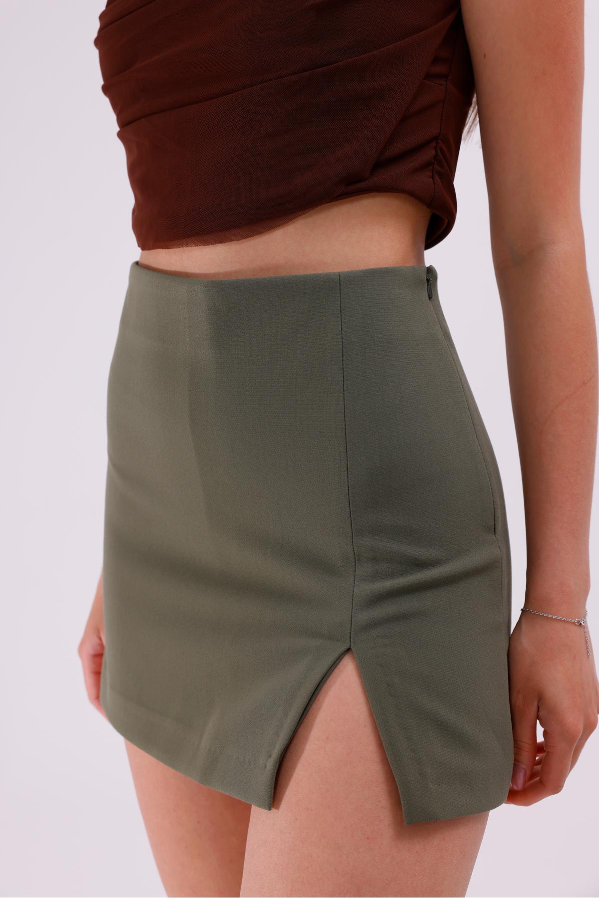 Şort Etek Kadın Şortlu Etek Mini Yırtmaçlı Arkadan Şort Görünümlü Yeşil Kumaş